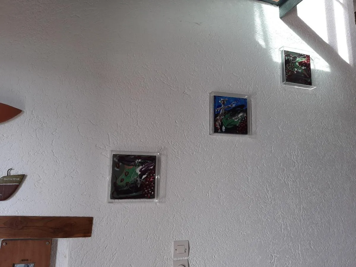 Red Art Maisonette Kardhakata
