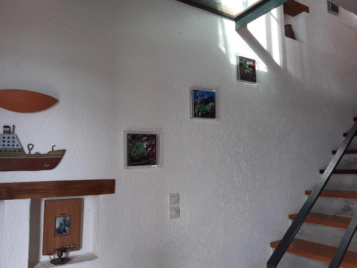 Red Art Maisonette Kardhakata Greece